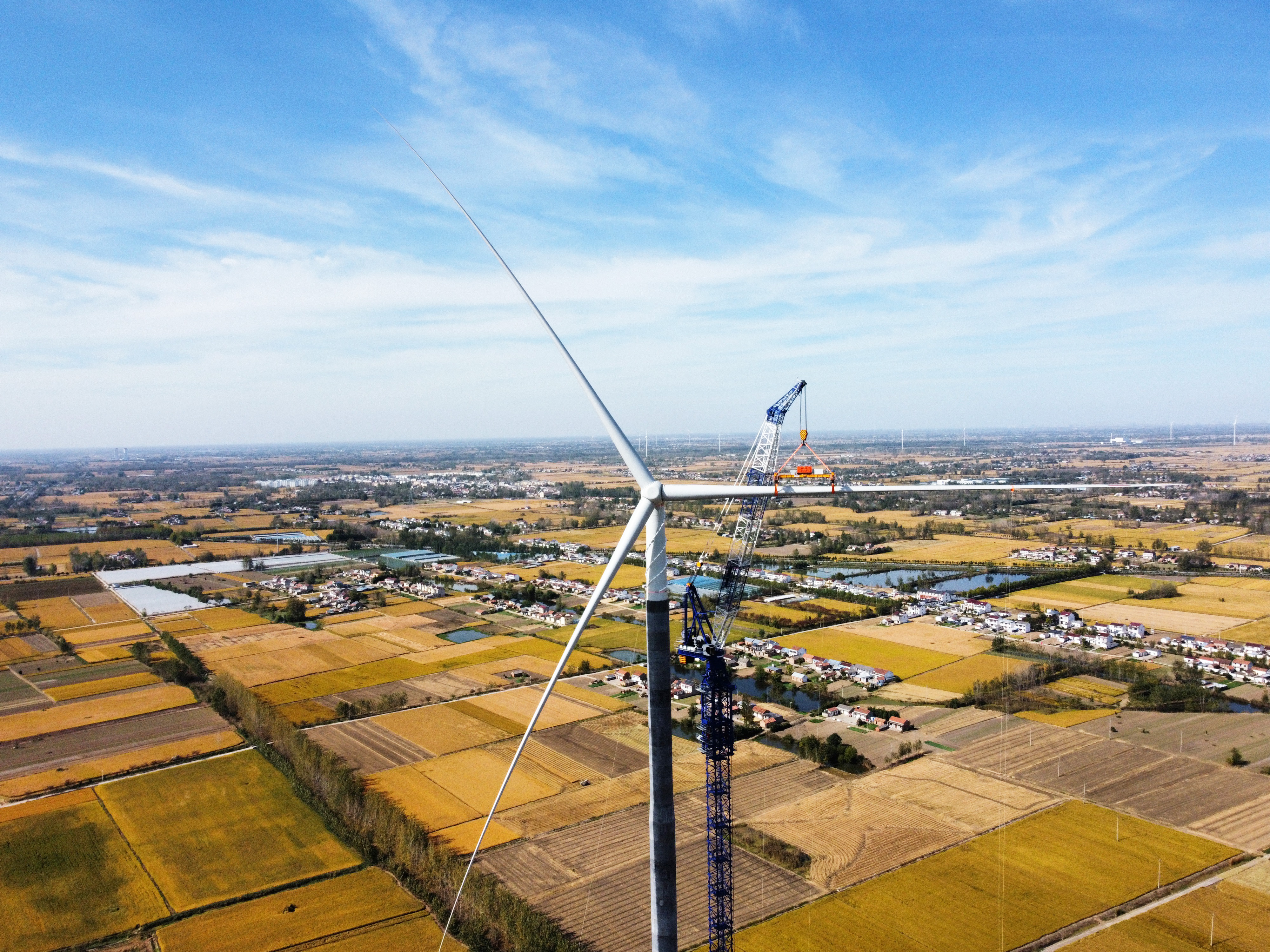 180米！全球首台超高性能混凝土质料混塔机组完成吊装