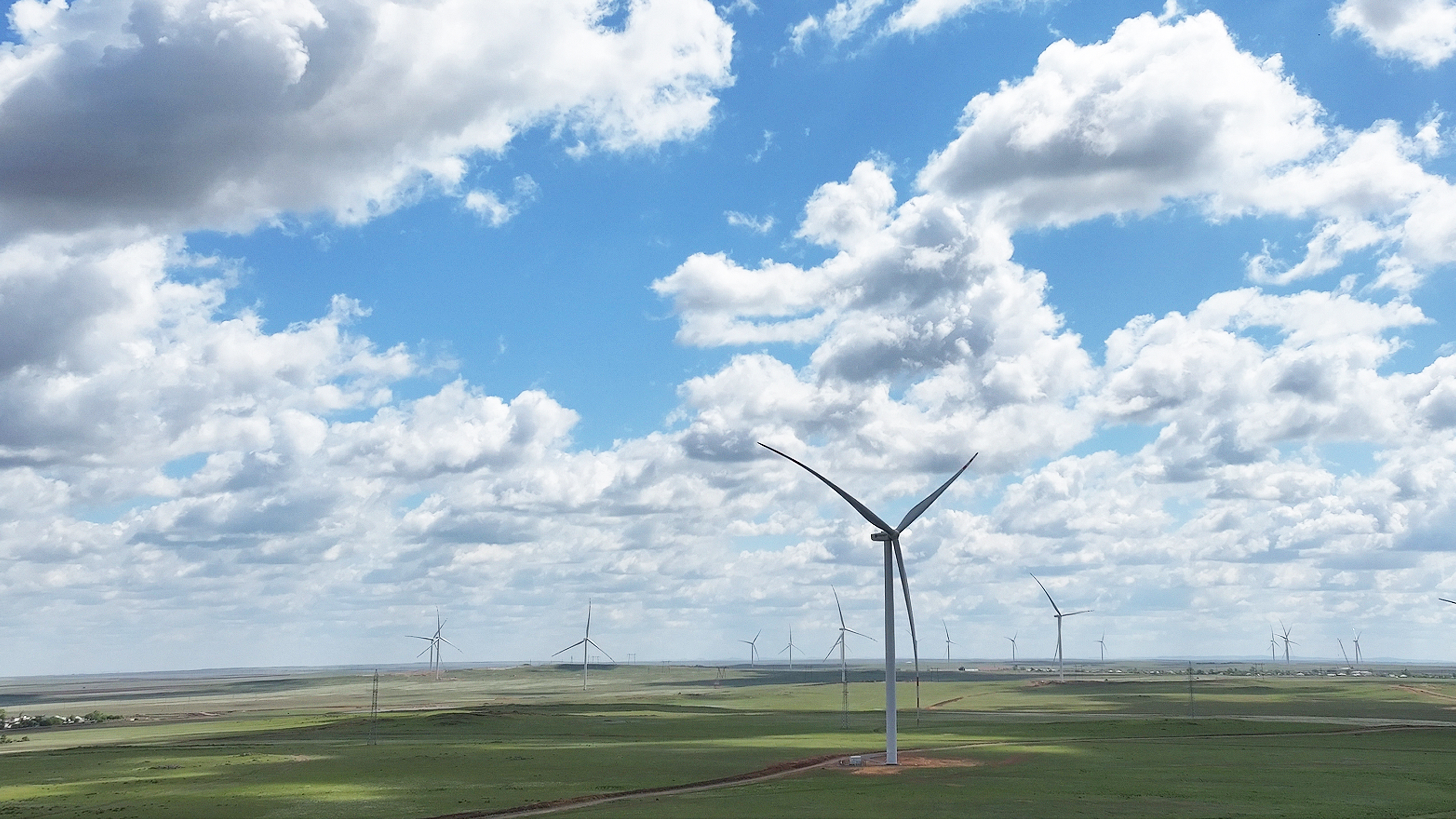 拔地而起的大风车，，毗连中哈共建新纽带