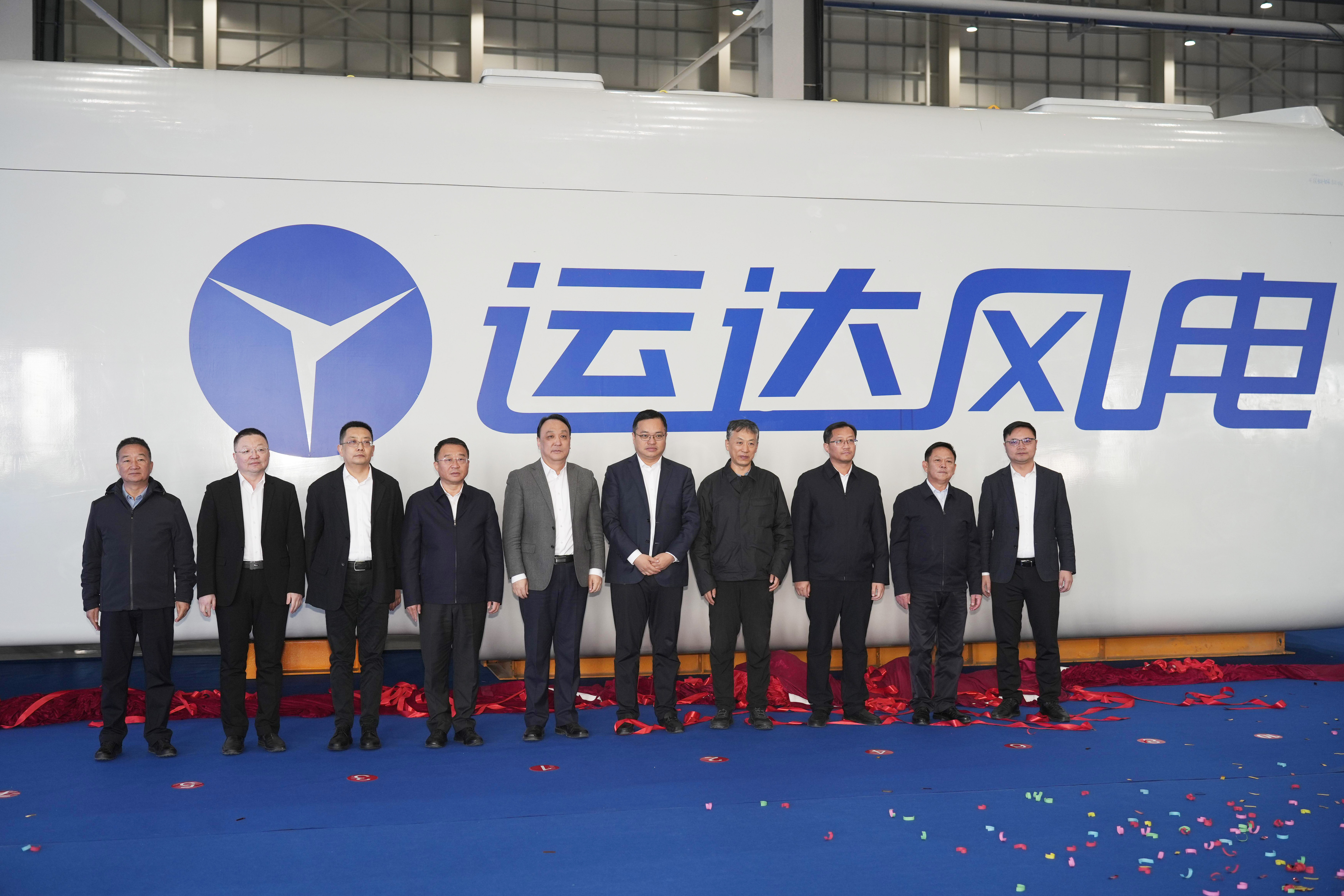 金沙乐娱场5555199vip股份（阿拉善盟）新能源装备制造基地首台机组下线投产 “沙戈荒”逐绿再焕新动能！